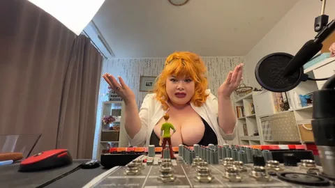 RoxanneMiller - Sexy Giantess Podcaster