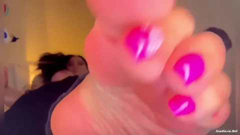 Prettynikkitoez - My huge feet, titties and pussy will crush the shit out you