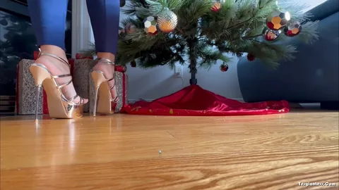 WorldUnseenFilms - DECORATING THE TREE 2
