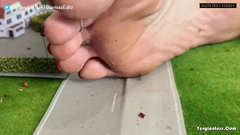 Giantess EditZ - Giantess Leyla Attack Of The 50ft Woman Part 1