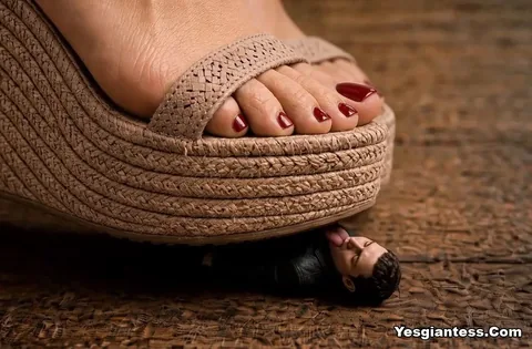 KentJohnsson - Tiny worship the crushing giantess again