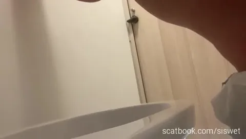 Siswet - Scatbook Peeing