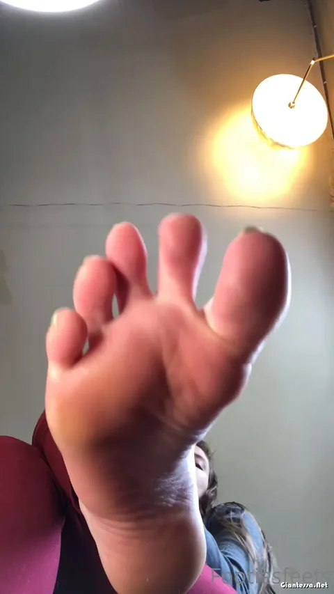 Footiesfeets - Unaware giantess attempt heh Too bad I thought you