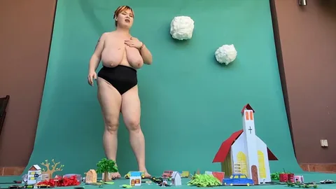 RoxanneMiller - Giantess Roxanne Eats Townsville