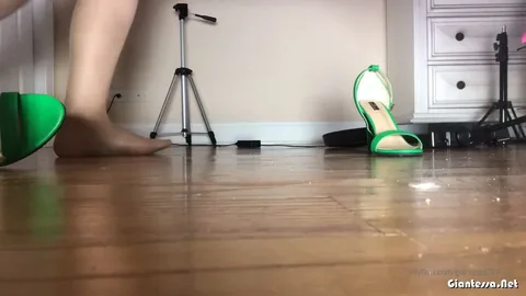 Giantessa789 - Looking for Tiny Intruder Under the Bed