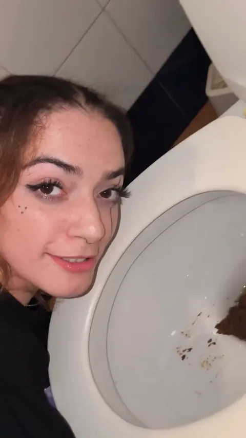 Malafalda - Licking toilet