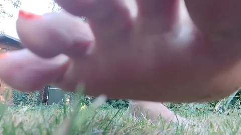 Miss FairTrade Feet - Giantess At The Garden