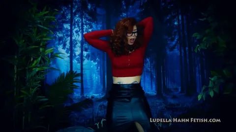 Ludella Hahns - The Librarian GIANTESS Transformation