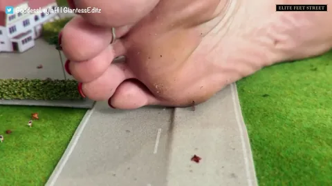 Giantess EditZ - Giantess Attack of the 50 foot woman