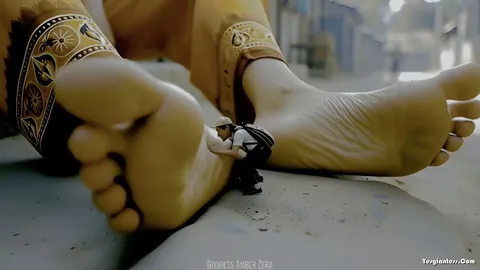 GoddessAmberZera - Giantess And The Tourists Who Admire Her