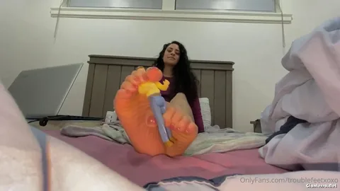 Troublefeetxoxo - Giantess and Toy 1