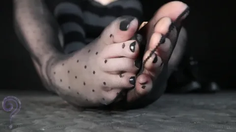 Clue - Giantess Boot Worship